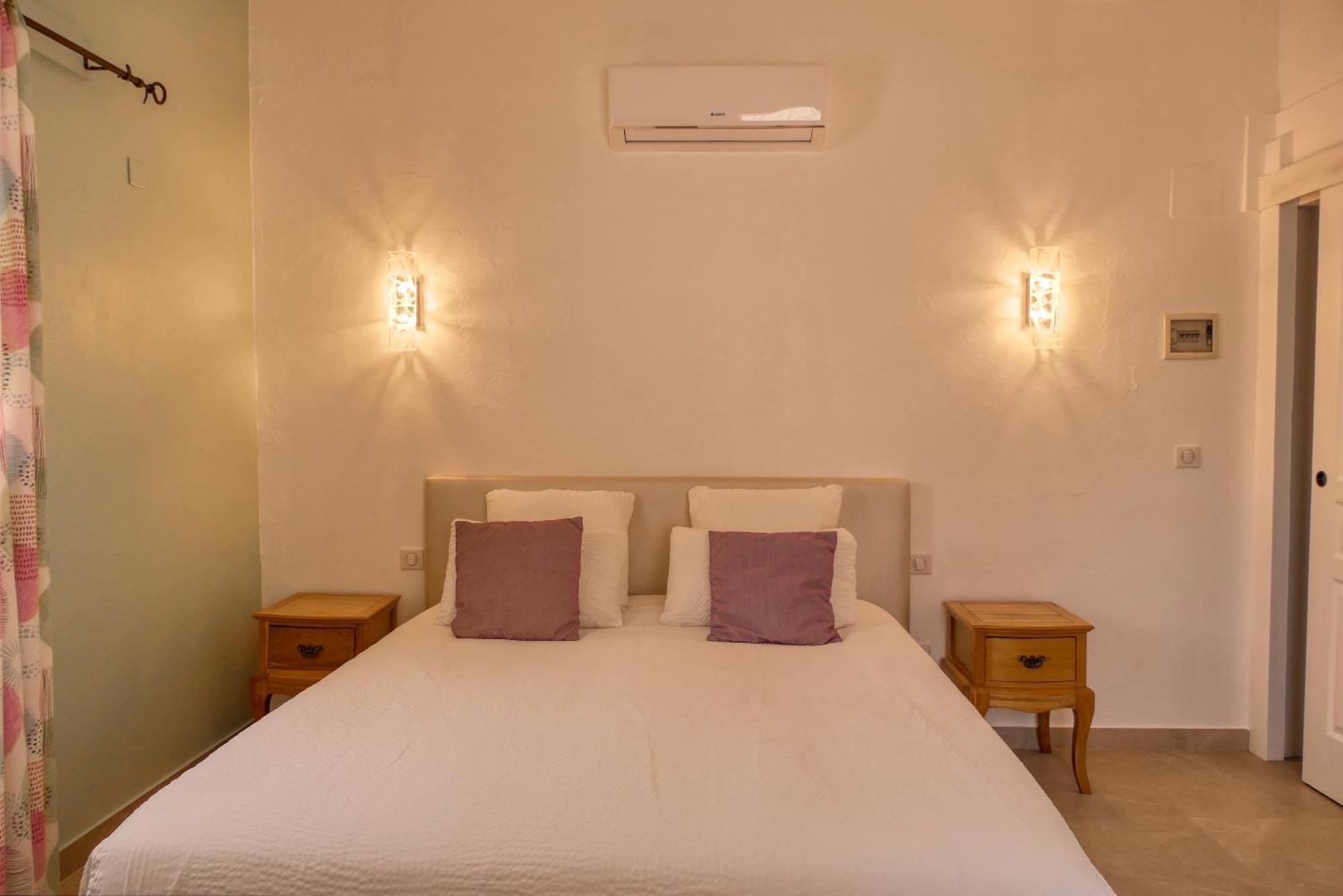 Le Hameau Fleur De Pierres , Chambre , Gite Et Table D'Hotes Murs  Exterior foto