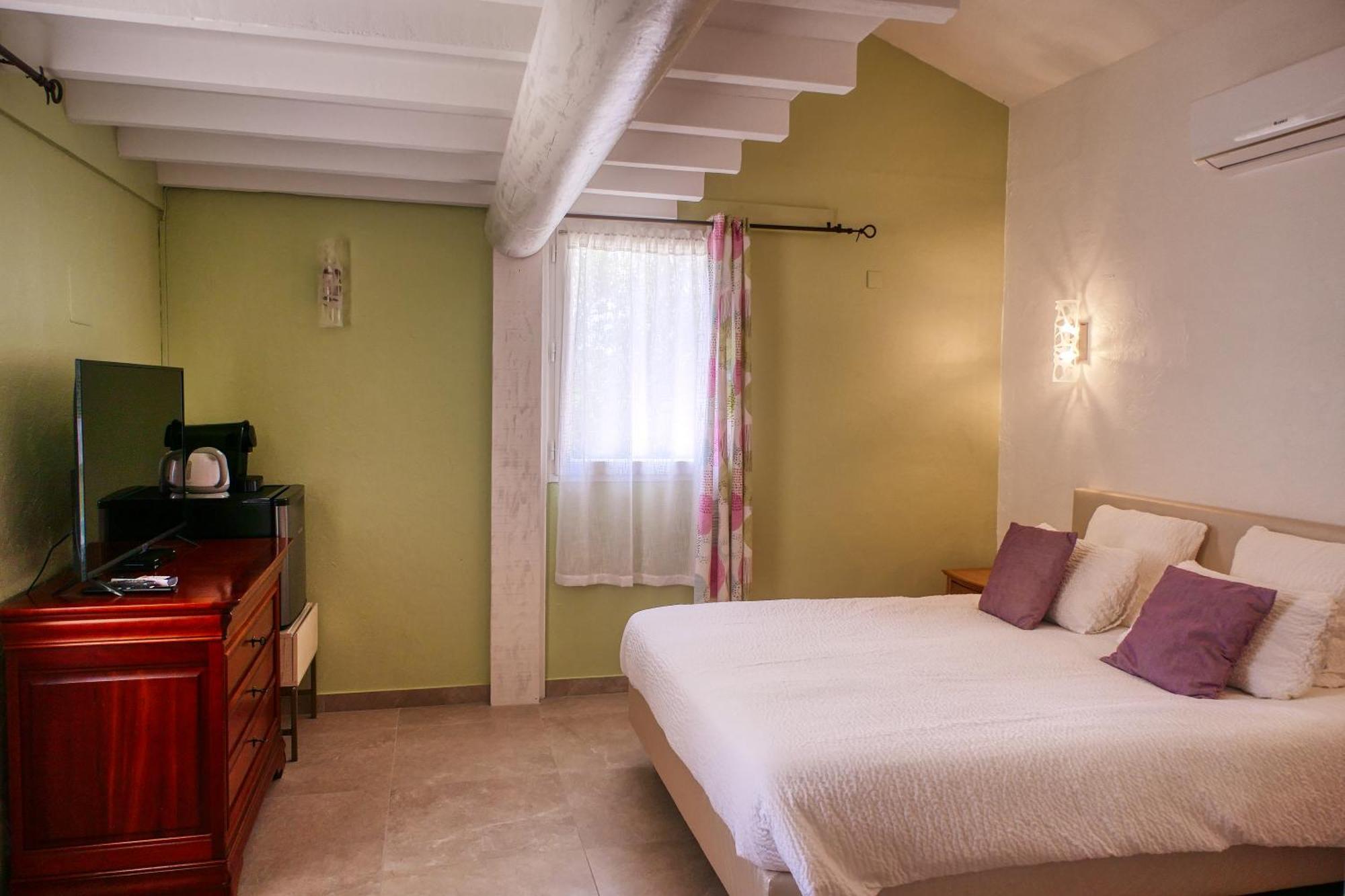 Le Hameau Fleur De Pierres , Chambre , Gite Et Table D'Hotes Murs  Exterior foto